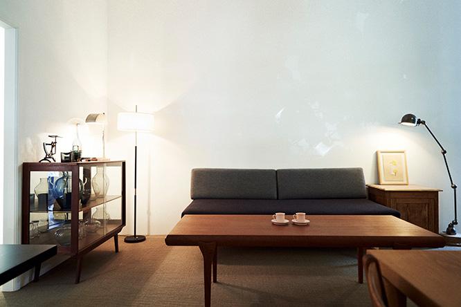 こちらがリビング。シンプルな空間にアルヴァ・アアルトのソファーやマルセル・ブロイヤーのランプが。