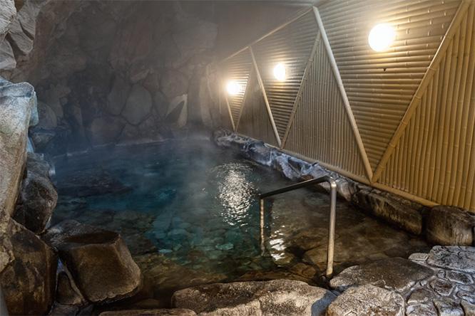 城崎温泉にはそれぞれキャラクターの異なる7つの外湯がある。写真は「一の湯」の洞窟風呂。
