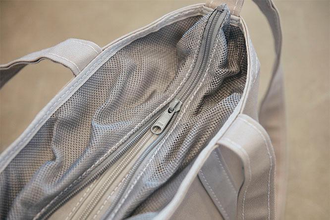 明るさの調節ができるよう通常のチャックの上にメッシュのチャックをつけた。空気穴はバッグ下部にも設置。