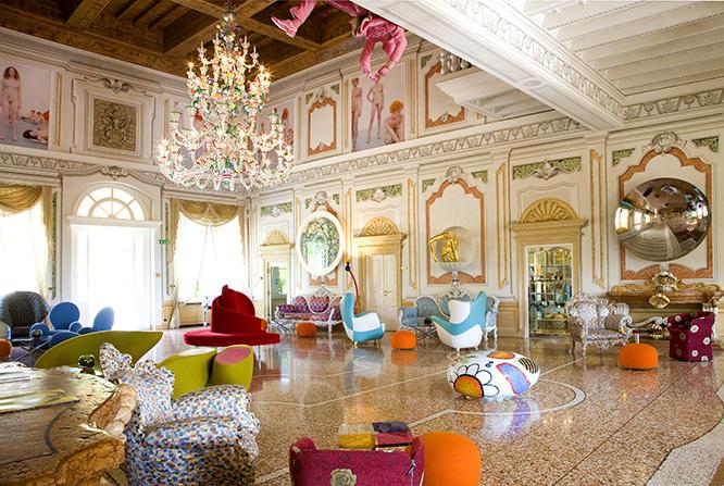 ヴェネツィアン・グラスのシャンデリアが輝く、〈ビブロス アート ホテル ヴィラ アミスタ〉のロビーでは、メンディーニらの家具に加え、コンテンポラリーアートのコレクションがお出迎え。上から落ちてきそうなスーツ姿の人形は、ピンクのチューインガムで作られた、マウリツィオ・サヴィーニの作品。