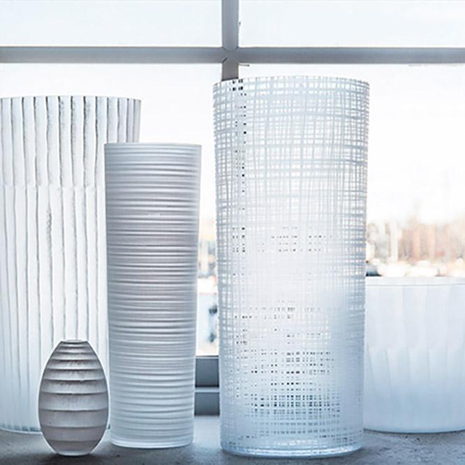 BRAND ： ORREFORS　NAME ： VASE　2003年から09年に発表された花瓶。抽象的なパターンは自然の景色を思わせる。〈オレフォス〉はスウェーデンを代表するガラスブランドで、彼女は1999年からその主要デザイナーとして多くの製品を手がけていた。