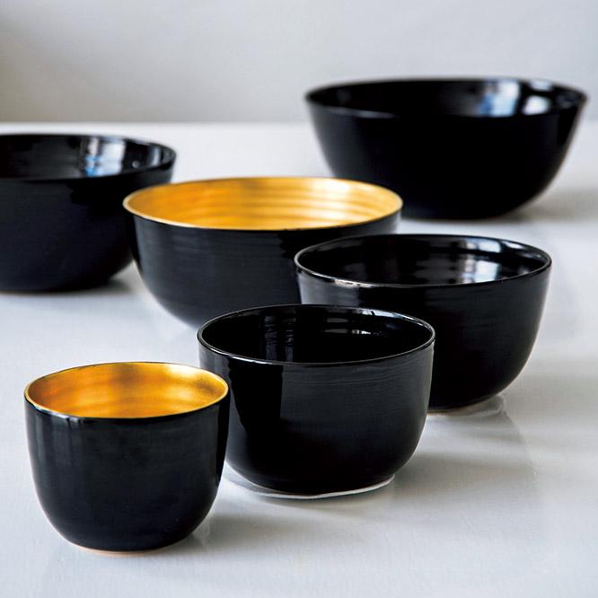 BRAND ： INGEGERD RÅMAN　NAME ： BOWL　自身の工房で制作した、黒釉で一部に金彩を用いた陶製のボウル。それぞれが機能的で手に馴染む形をしている。ガラスのデザイナーとして有名なインゲヤードだが、作陶は60年代から現在までずっと続けている。