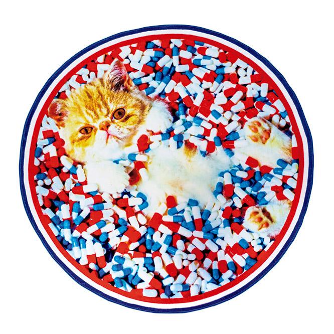 アート誌『トイレットペーパー』のデザイナーの作品をプリントしたラグ《Pills Cat》。直径194cmのラグのために大判用インクジェット技術を用い、色の鮮やかさを高める熱処理を施しているという。まさにアート作品のようなラグだ。100％再生素材製。110,000円