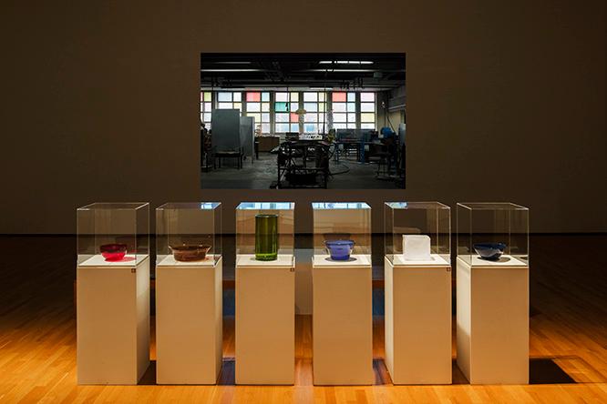 展覧会の導入部には、カイ・フランクによる６種類の幾何学形態のガラスの器が置かれている。壁面のスクリーンには、彼ゆかりの画像が流れる。