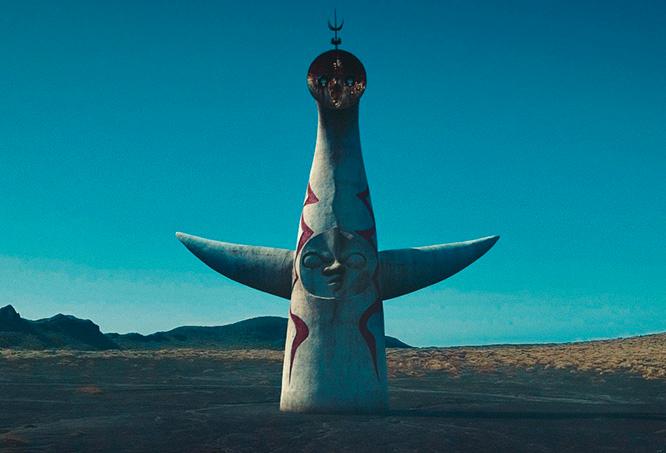 映画の冒頭で登場する「太陽の塔」は、どこか地球の果てのようなところに立っている。