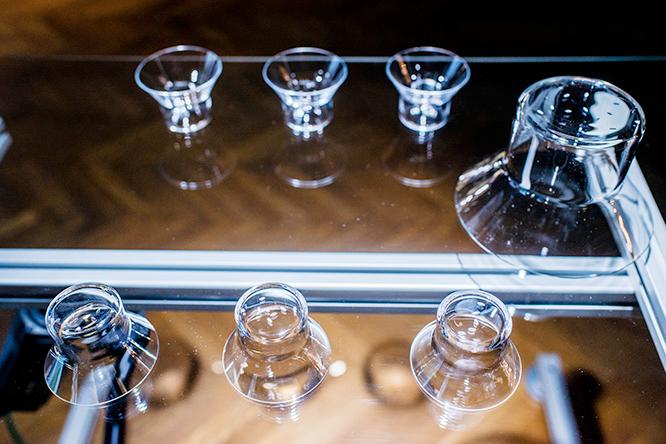 岩手の伝統工芸とフィンランドのコラボブランド〈iwatemo〉でも知られるデザイナー、ヴィッレ・コッコネンが日本酒用にデザインした、ロブマイヤーのガラスの盃。