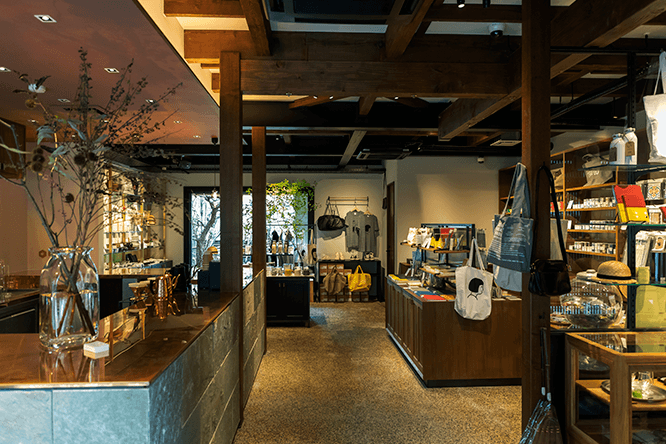 店内右側から奥にかけて、日本の技術を活かしたさまざまな道具が並んでいる。左手前は併設のコーヒーショップ〈KYOTO COFFEE〉のカウンター。