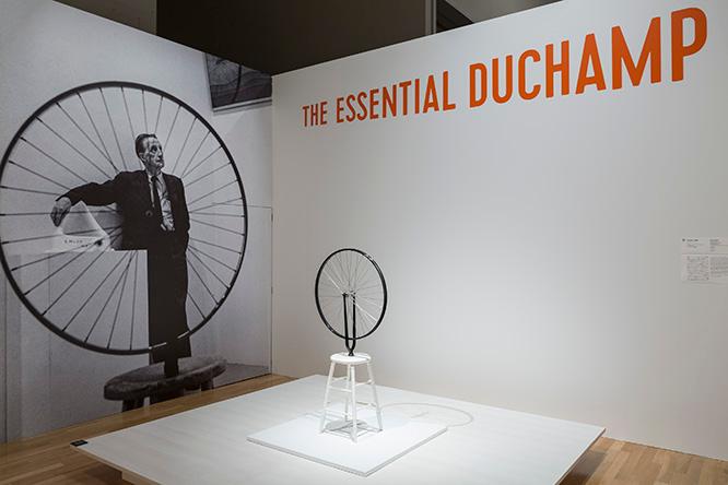 会場エントランスに展示されているのは再制作された《自転車の車輪》。オリジナルは1913年。デュシャンはアトリエの台所にあったスツールに一個の車輪を固定し、車輪の回転を眺めていたという。