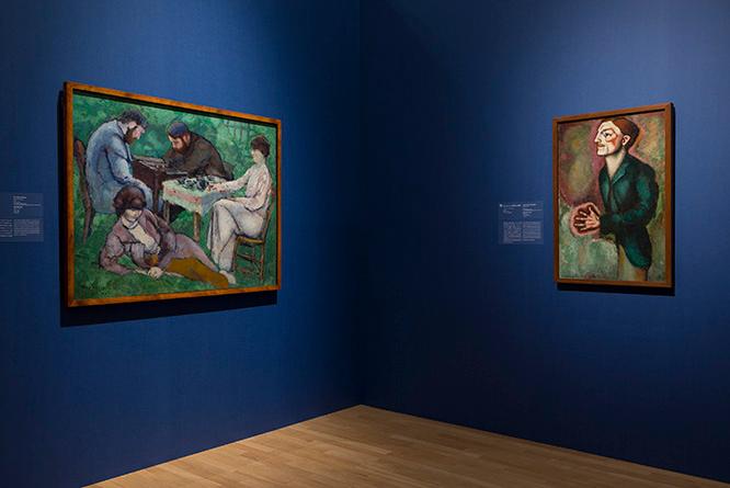 展示風景：《チェス・ゲーム》（左）、《デュムシェル博士の肖像》。左は、アトリエの庭でのひとときをとらえた後期印象派風の習作。右の絵に登場するのはデュシャンの友人であり、リセ・コルネイユの学友でもあったレーモン・デュムシェルである。