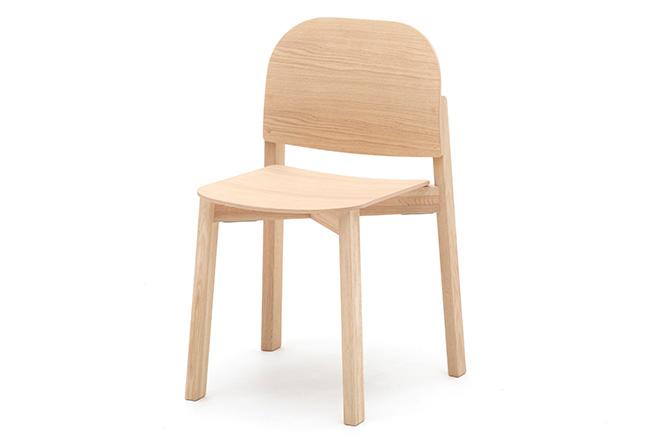 モーリッツ・シュラッター《Polar Chair》。曲線を描く座面と直線的な脚部のコントラストが印象的だ。59,400円（受注生産）。