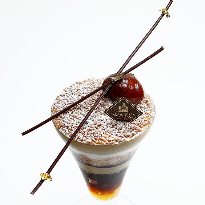 和栗とともにグラスの上にぎっしりと敷き詰められているのが、粉砂糖で白く化粧された刻んだ栗と栗のクリーム。