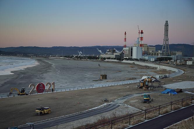 《2021#Breakwater, Fukushima》（2017年）。福島県いわき市の岩間海岸防波堤建設現場に設置。「0」が赤く塗られているのは、日の丸を表している。photo_Takemitsu Miyagawa