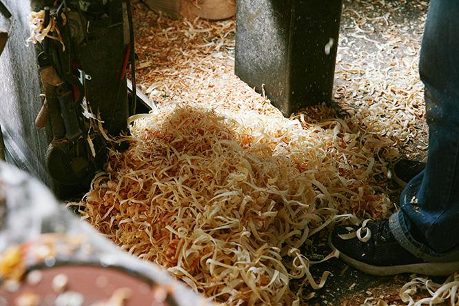 ボウルをひとつ作っただけで、足の踏み場もないほど大量の木屑が出る。「近所の保育園の畑で肥料として使ってもらってます」と、丁寧にかき集めて袋に詰める須田。