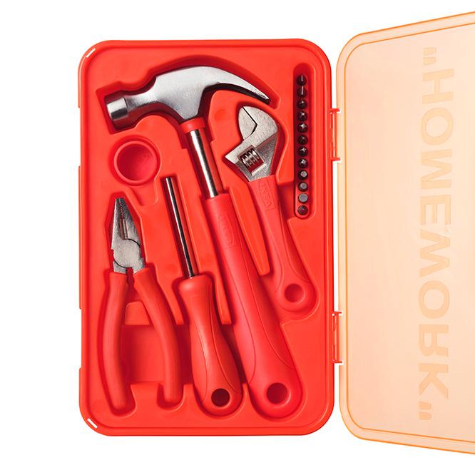 イケアの既存のツールセットをヴィヴィッドなオレンジにカラーチェンジ。ケース上部には ’HOMEWORK’ のロゴが。ツールセット17点1,299円。