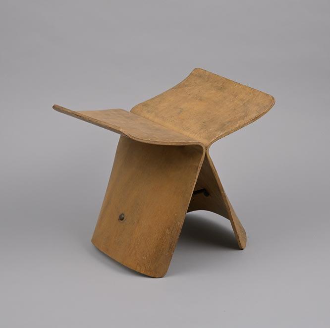 柳宗理の代表作《バタフライスツール》の初期型。天童木工（1956年）柳工業デザイン研究会蔵。