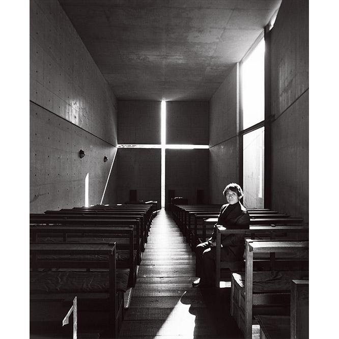 荒木経惟が撮影した〈光の教会〉と安藤。