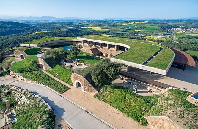 スペイン内戦の後もスペイン防衛省の所有建造物として、1963年まで主に弾薬庫として使用されていた要塞を改修した。photo_Jordi Mas