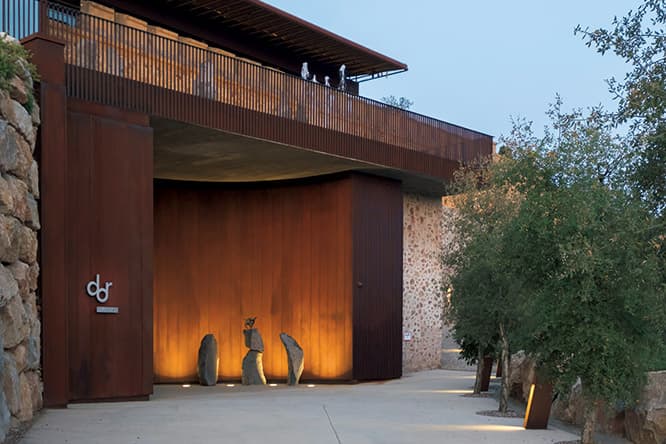 5ツ星ホテルも併設。photo_Jordi Mas