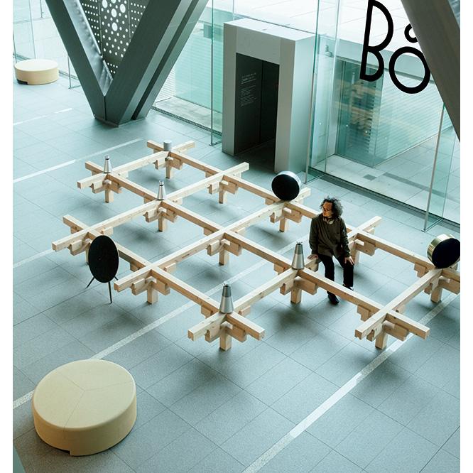 〈東京都現代美術館〉で開催された〈バング ＆ オルフセン〉新作発表会場。長坂は伝統的な木組みを使い、音と映像が回遊する空間をデザイン。

