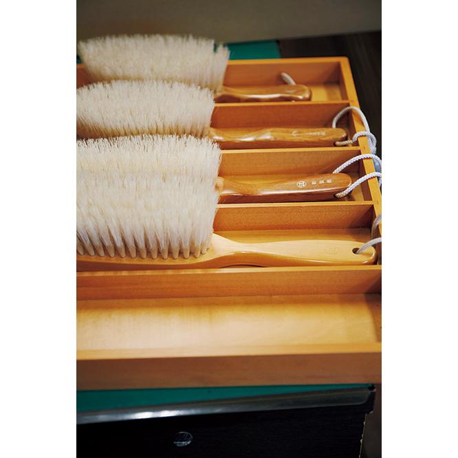 Hand-embedded, mixed fiber-length clothing brushes. Both your clothes and this brush will wear well.