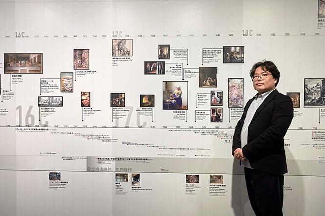 学術協力として本展覧会に関わった、東北大学教授の五十嵐太郎。「窓学」の総合監修も長年にわたって務めている。本展のために用意された年表をバックに。