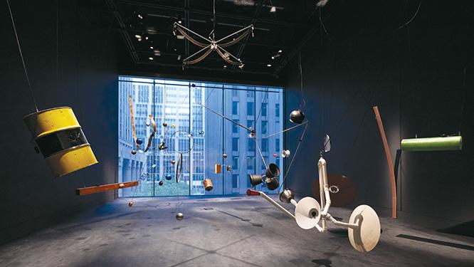 『レインフォレストV 』展。ガラスごしに53丁目側の景色が目に飛び込んでくる。　Photo_Heidi Bohnenkamp Rainforest V (variation 1). 1973/2015. (c) 2019 David Tudor and Composers Inside Electronics Inc. (c) 2019 The Museum of Modern Art. 