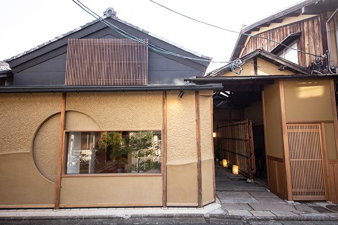 二条城の南に位置する閑静な住宅の一軒家。建物の奥に〈京都 やま岸〉があり、隣には鍋のコースを出す〈二条 やま岸〉もある。