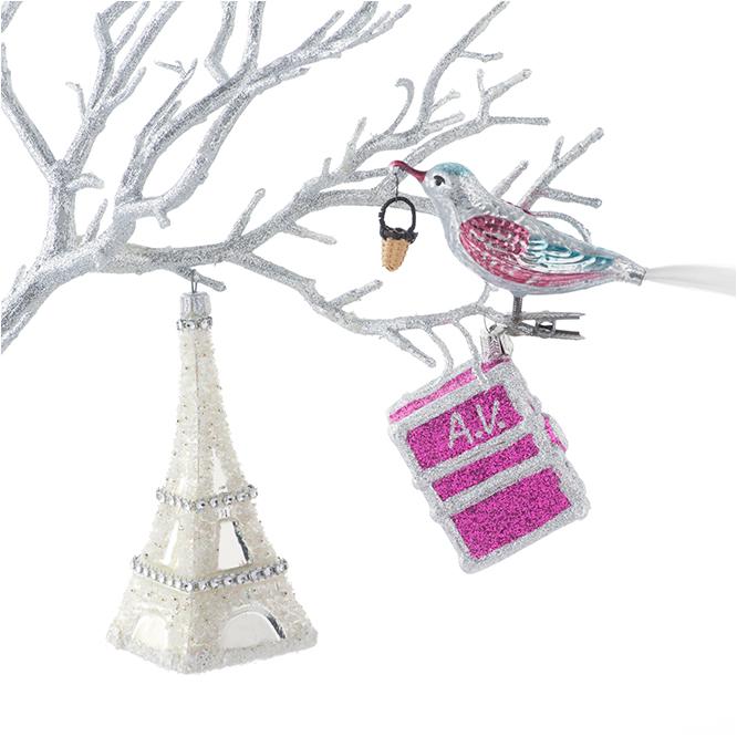 かわいい小鳥に願いを託して。（左から）シルバーのクリスマスツリー（部分）29,000円、エッフェル塔2,600円、ピンクのバッグ3,200円、シルバーの小鳥3,200円。