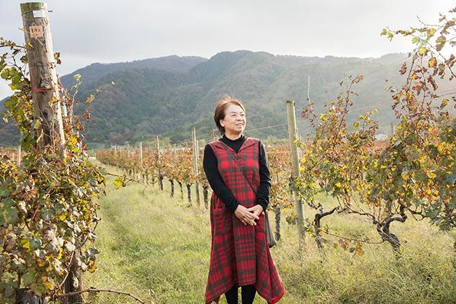 代表の掛川千恵子。「1992年に初めてこの地を訪れた時は、一面の松林とスイカ畑だったのよ」。27年の月日をかけ、現在の〈新潟ワインコースト〉を築いた。