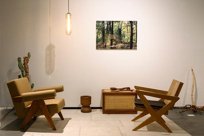 左から、施設ロビーでの使用を目的にデザインされた布張りの《Upholsterd Easy Armchair》（800,000円）、《Linen Basket》（450,000円）、パンジャブ州議会議員の住居用に製作された《Cross Easy Chair》（540,000円）。ピーター・アイビーの照明や木を使ったアートピースを作る工芸作家、中西洋人の作品や吉楽洋平のアートフォトを合わせた。