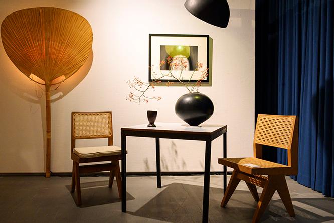 パンジャブ大学の学生寮やホテルのためにデザインされた《Armless Dining Chair》（260,000円）。インゴ・マウラーの団扇を使った照明や安齋賢太の陶器など、和モノ的要素を持つアイテムとミックス。