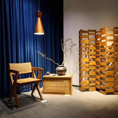 ジャンヌレの家具を現代の工芸作品とコーディネートしたら？
