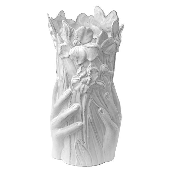 コラボレーション〈セレナ・キャロンヌ〉より、〈手の花瓶〉35,500円。W14×H30×D12cm。アヤメ、マーガレット、ユリなどの花束を包み込む手を大胆に。