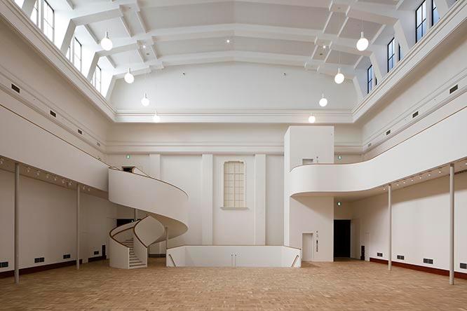 美術館のハブとなる「中央ホール」。天井高16m、幅20m、奥行き30mほどの大空間で、戦後の駐留軍に接収されていた時期にはバスケットボールコートとしても使われていた。