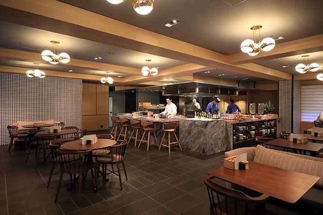 オープンキッチンの活気が伝わる開放的な空間。京都をテーマにしたパスタやカレー、フィッシュ＆チップスなどを気軽に楽しめる。