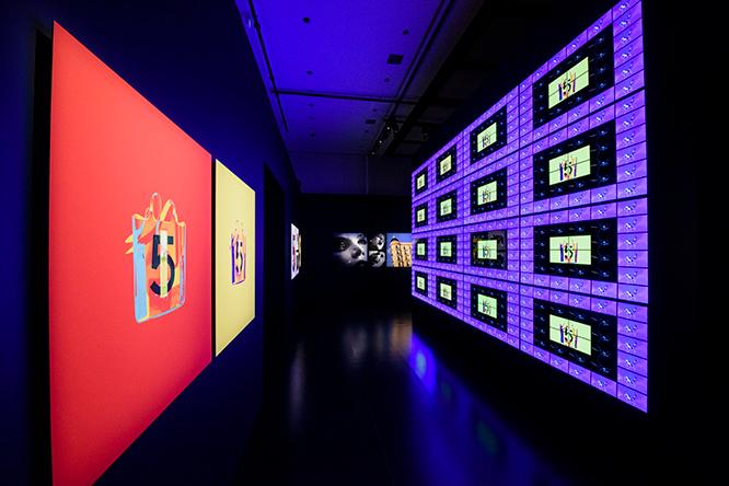 会場にはポンピドゥー・センターでも展示された巨大な映像パネルも登場。グードの歴代の映像が映される。　(c) CHANEL