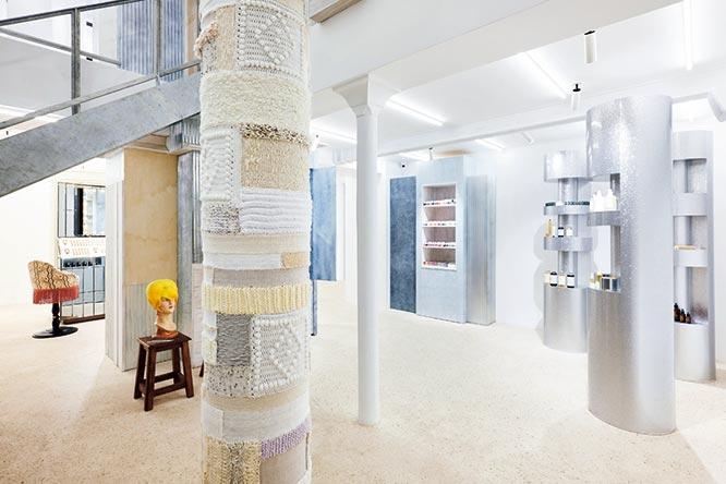 アーティスト、マグダ・セイエグによるニットで覆われた柱も印象的だ。商品をディスプレイする柱型の棚が周りに。
