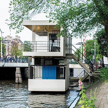 アムステルダムに点在する跳ね橋の管理棟が、1室だけのホテルに変身。