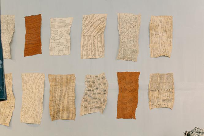 “タパ” と呼ばれる樹皮で作られた布。こちらは中央アフリカのもの。それぞれ独特の柄が施されていて、壁面を飾るアートとして使えそう。