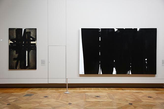 会場は、広大なルーブル美術館の中でもドゥノン翼にある「サロン・カレ」。古くから活躍中の画家を扱ってきた展示室だ。同展にはニューヨーク・グッゲンハイム美術館やパリ・ポンピドゥーセンター／フランス国立近代美術館などに所蔵されているスーラージュの代表作が集められた。
(c) Musée du Louvre / Antoine Mongodin  (c) ADAGP, Paris 2019 