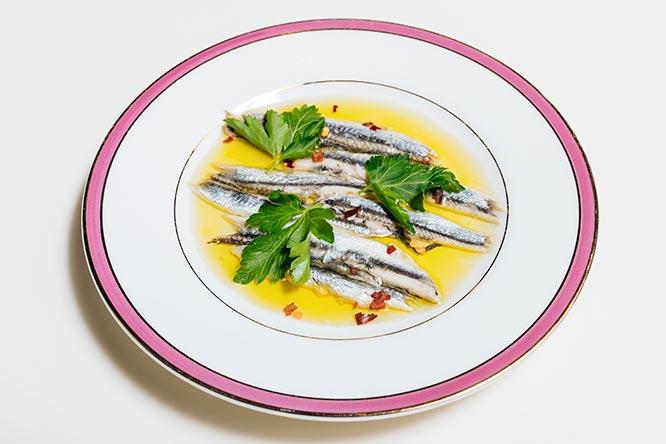 《White anchovies with thyme and lemon》 香草とレモンで頂く繊細な白イワシ。メゼは単品でも注文可能で、一皿5ドル。NYでギリシャ料理といえば魚のオイル焼きや、トルコのケバブに似たジャイロなど男っぽくラフな料理のイメージが強い。ここでは優しい日常ごはんが味わえる。