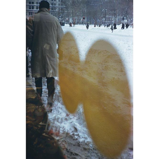 ソール・ライター 《黄色いドット》 1950年代、発色現像方式印画 (c) Saul Leiter Foundation