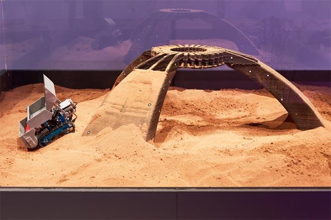 フォスター＆パートナーズによる火星住居と建設ロボットの模型。