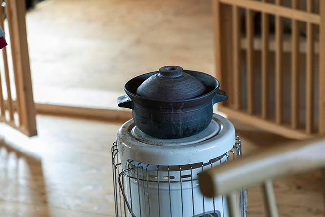 大人気の土鍋。二階堂家で使っているのは三合炊きサイズ。ごはんもふっくら炊けるし、スープや煮込みにもうってつけ。