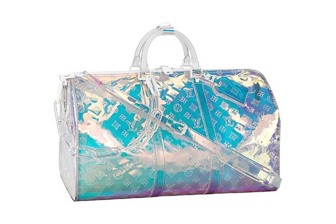 旅行用ボストンバッグとして知られる《キーポル》は、光の反射により色の見え方が変化するホログラムを採用し、より軽快にアレンジされた。398,000円(予定価格)。