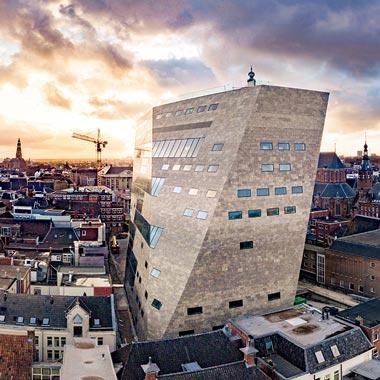 オランダの北部都市フローニンゲンにアイコニックな巨大ビルが誕生。