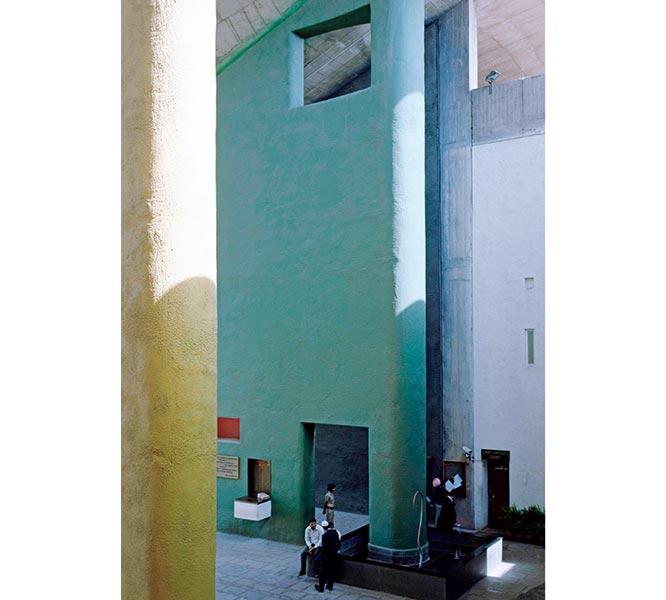 高等裁判所（India/Chandigarh）
1955年竣工。インド・チャンディーガルの都市計画のうちの1つ。ファサードの緑、黄、赤などに塗られたコンクリートの柱壁が特徴的。