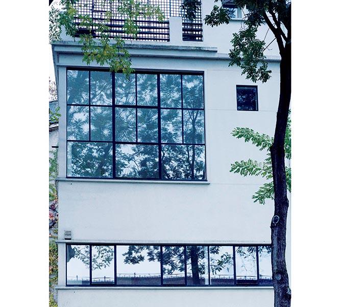 アトリエ オザンファン（France/Paris）
1924年竣工。友人の画家アメデ・オザンファンのために建てたパリ14区の家。角2面をガラス張りにした最上階のスタジオが目を引く。