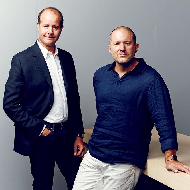 〈Hermès〉Pierre-Alexis Dumas（左）
ピエール＝アレクシィ・デュマ　エルメスのアーティスティック・ディレクションを担当するエグゼクティブ ヴァイス プレジデント。エルメス家第6世代として、エルメスのエスプリとイメージを統括している。

〈Apple〉Sir Jonathan Ive（右）
ジョナサン・アイヴ　アップルのチーフ・デザインオフィサー。1996年からデザイン部門を率いる。ハードウェア、ユーザインターフェイスから、ストアなどの空間に至るまで、すべてのデザインの責任を負う。