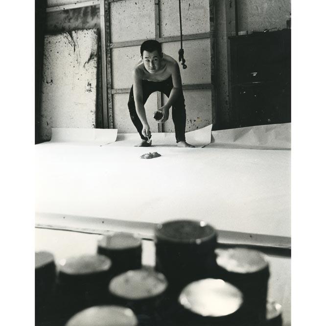 アトリエでの制作風景。1960年代。画像提供：公益財団法人　尼崎市文化振興財団